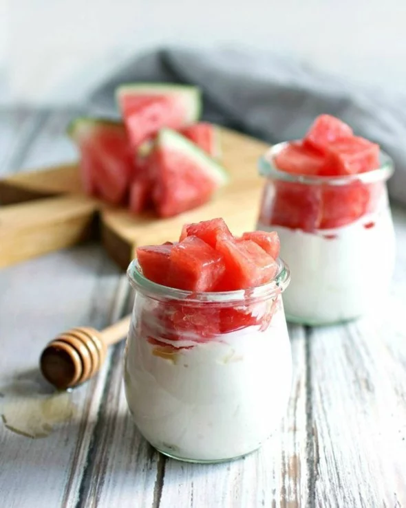 Wassermelone gesund Sommerfrucht Wassermelone Yoghurt Honig Nachtisch