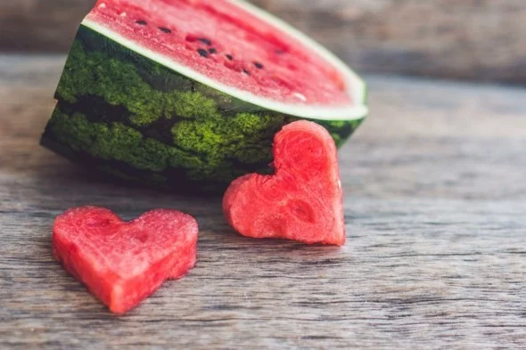 Wassermelone gesund Sommerfrucht Wassermelone schneiden Herzform