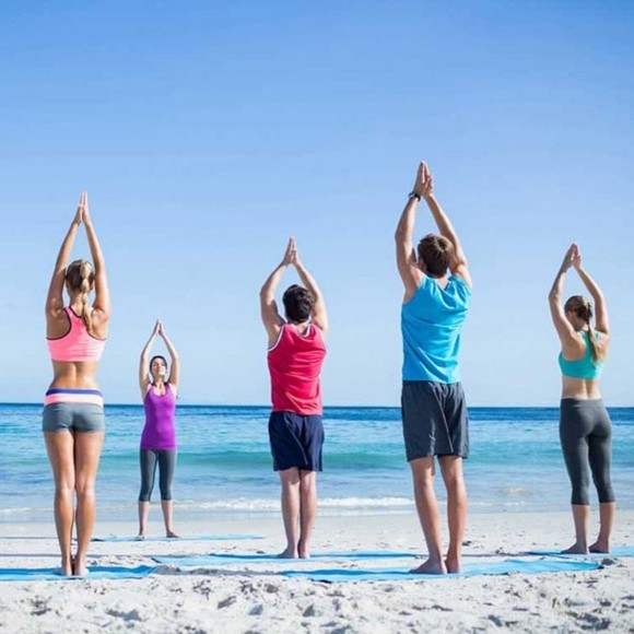 Yoga Sonnengruß Surya Namaskar am Strand