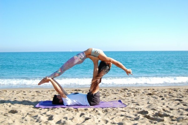 Yoga Übungen zu zweit Akro Yoga High Flying Whale Pose