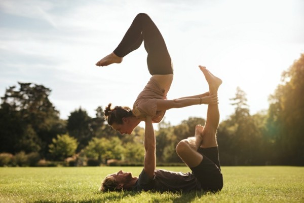 Yoga Übungen zu zweit Akro Yoga Übungen