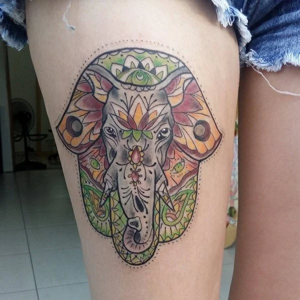 buntes hamsa tattoo mit elefanten schenkel