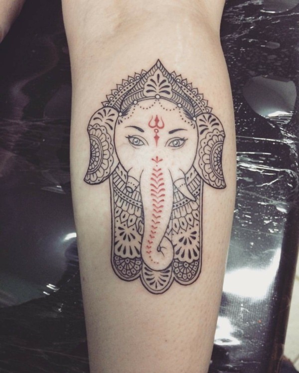 filigranes hamsa tattoo mit elefanten
