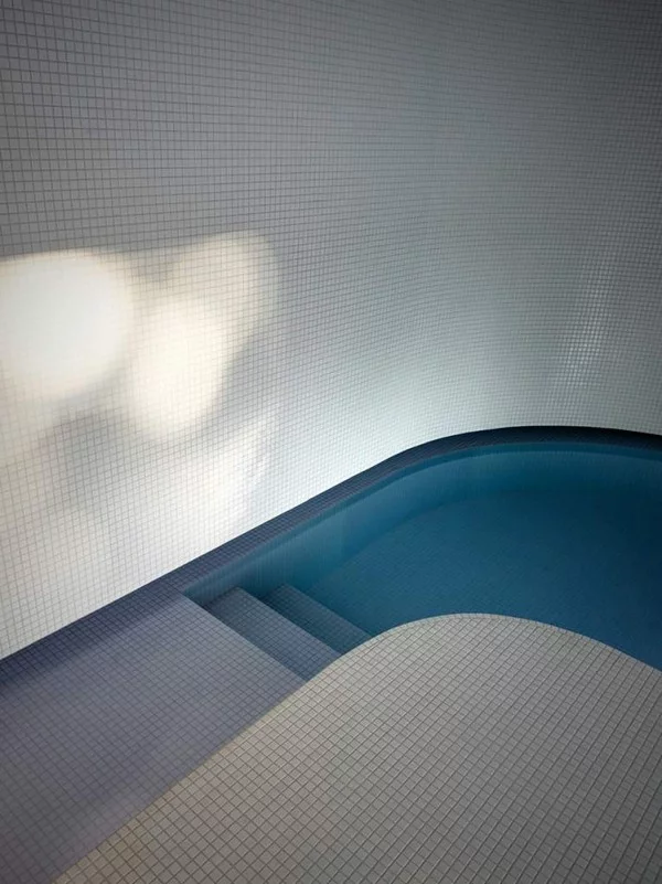 integrierte treppen in einem pool im haus