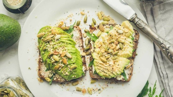 magnesiumhaltige lebensmittel gesundes frühstück mit avocado und nüssen