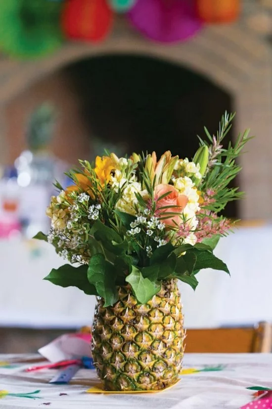 sommerliche tischdeko ideen mit ananas vase