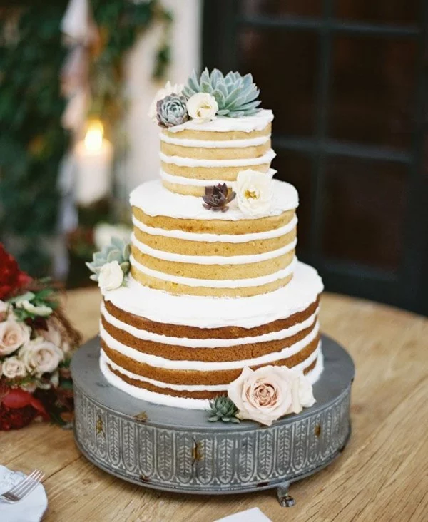 sommerlicher kuchen layer cake mit sukkulenten und rosen