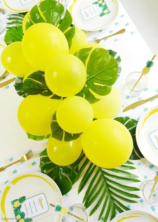 tropishe sommerliche tischdeko ideen mit gelben ballons
