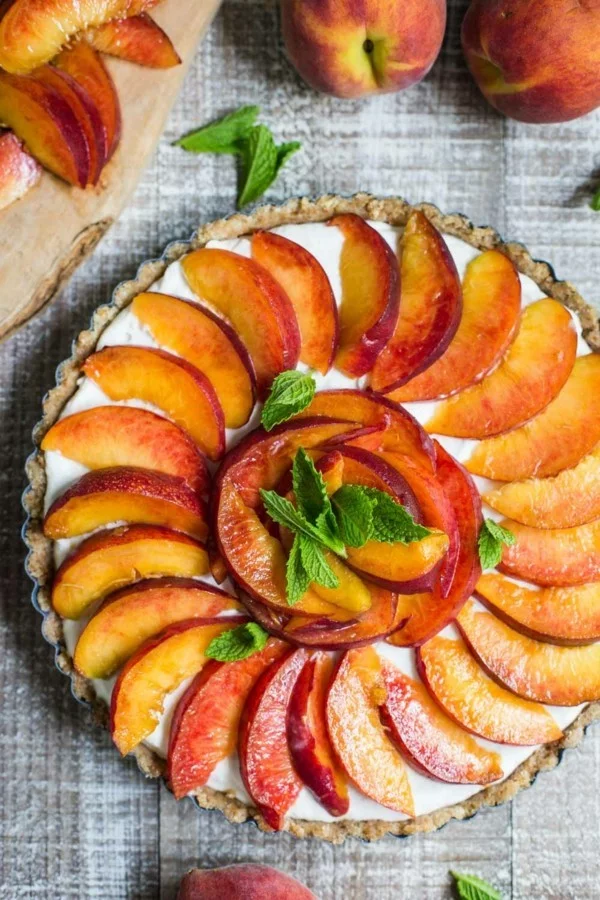veganer sommerlicher kuchen mit pfirsichen