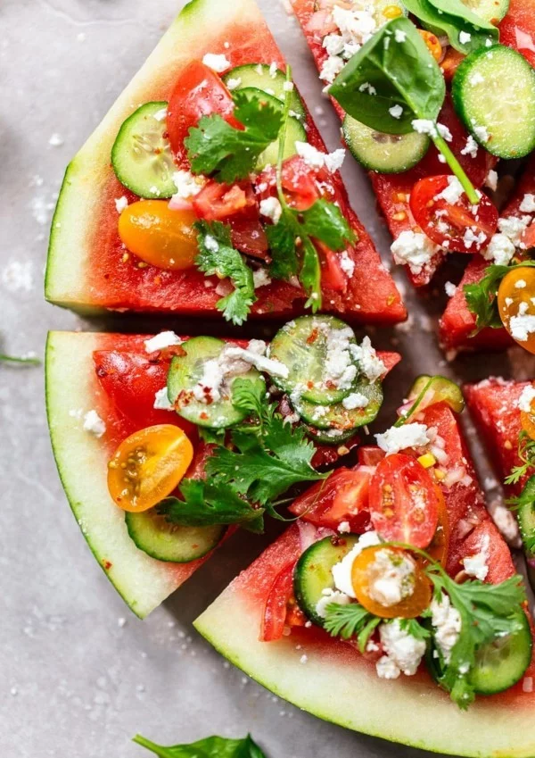 veganer wassermelonen feta salat mit gurken und petersilie