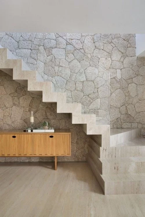 Akzentwand moderne Wandgestaltung Flur Stein Glas Holz Beton ein Mix aus Materialien