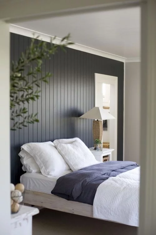 Akzentwand moderne Wandgestaltung Holzwand in Dunkelgrau gestrichen sehr ansprechendes Schlafzimmer