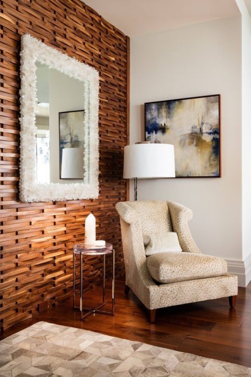 Akzentwand moderne Wandgestaltung Holzwand rustikales Ambiente großer Wandspiegel weißer Rahmen Sessel Bild Stehlampe weiße Kerze