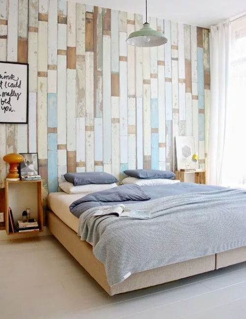 Akzentwand moderne Wandgestaltung Schlafzimmer verschiedenfarbige Holzbretter rustikales Flair