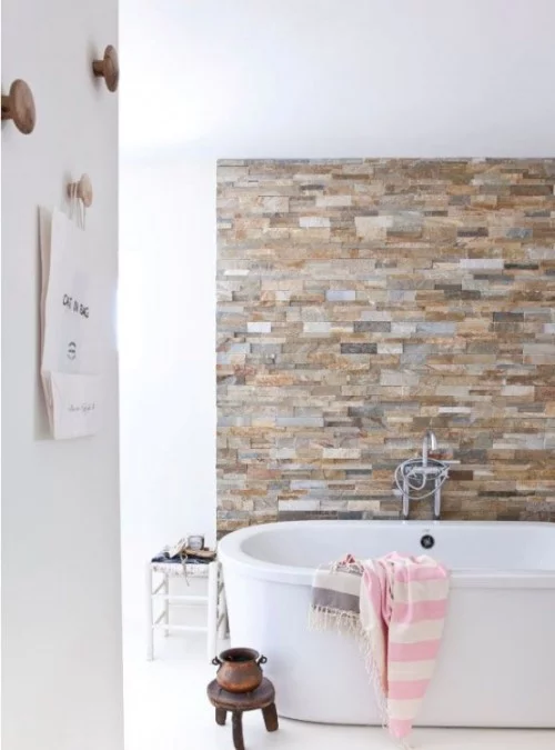 Akzentwand moderne Wandgestaltung Steinwand im modernen weißen Badezimmer