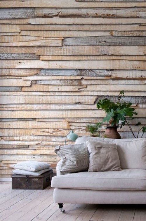 Akzentwand moderne Wandgestaltung beige graue Holzbretter graues Sofa Kissen grüne Pflanze