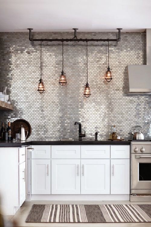 Akzentwand moderne Wandgestaltung glitzernde Fliesen sehr attraktiv in der Küche