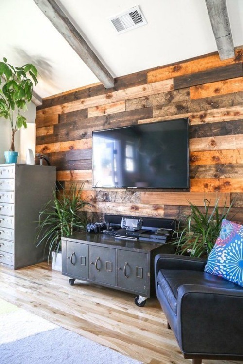 Akzentwand moderne Wandgestaltung kreatives Wohnzimmerkonzept Holzwand Fernseher grüne Pflanzen
