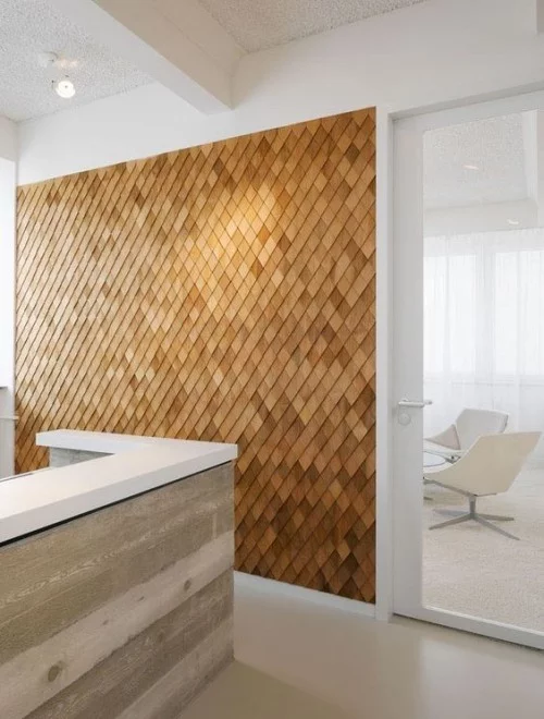 Akzentwand moderne Wandgestaltung modernes Raumkonzept Marmor weiße Sessel Holzwand