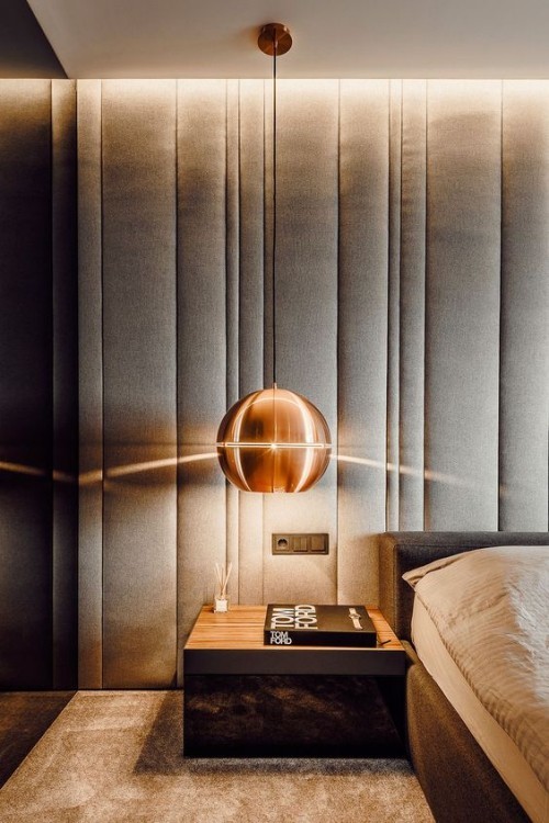 Akzentwand moderne Wandgestaltung verschiedene Braunnuancen visueller Einklang Lampe Wand Bett Möbel Teppich