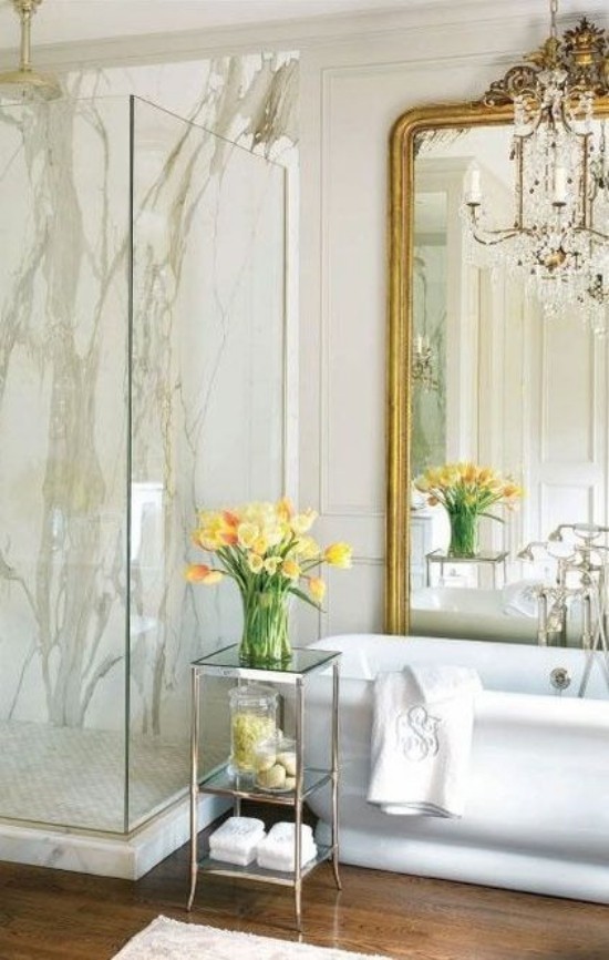 Art Badewanne Duschecke aus Glas großer Spiegel mit verziertem Rahmen Kristall-Kronleuchter