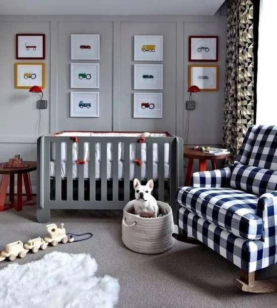 Babyzimmer Deko Ideen Grau dominiert schottische Karos Sessel Autos Züge Fahrräder kleine Wandbilder