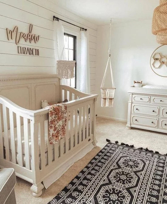 Babyzimmer Deko Ideen helles Ambiente in Boho Stil fein gemusterter Teppich