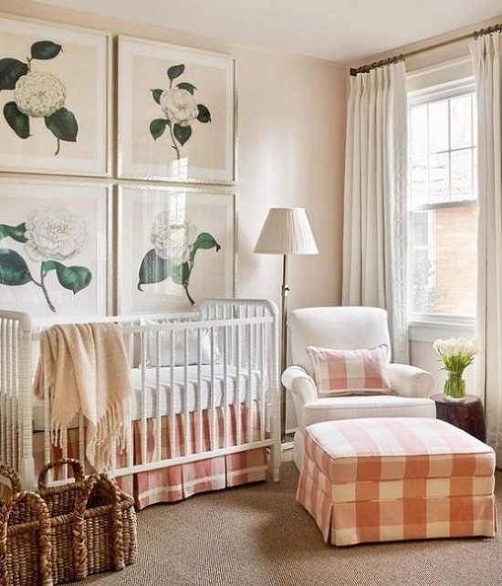 Babyzimmer Deko Ideen weiße Möbel florale Wandbilder schottische Muster in Beige