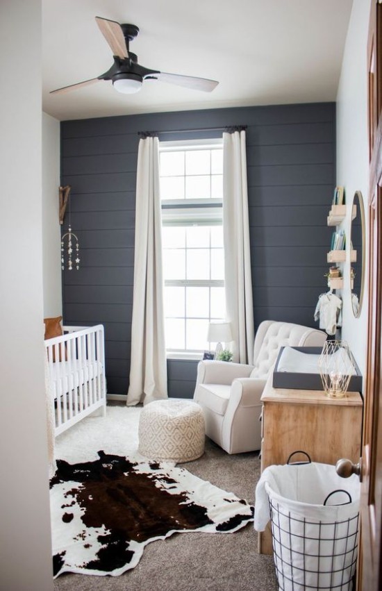 Babyzimmer Deko Ideen weiße Möbel marineblaue Wände Pelz auf dem Boden Korb