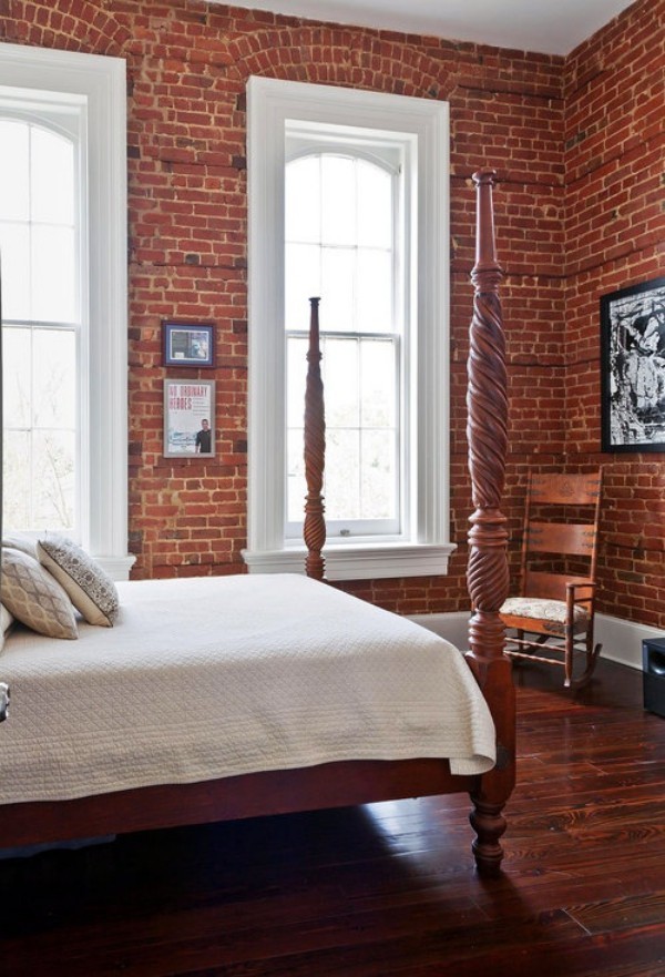 Backsteinwand im Schlafzimmer Rotbraun Originalfarbe Kombination mit Holz in Rotbraun Bett Boden Kontrast zu Weiß Bettwäsche
