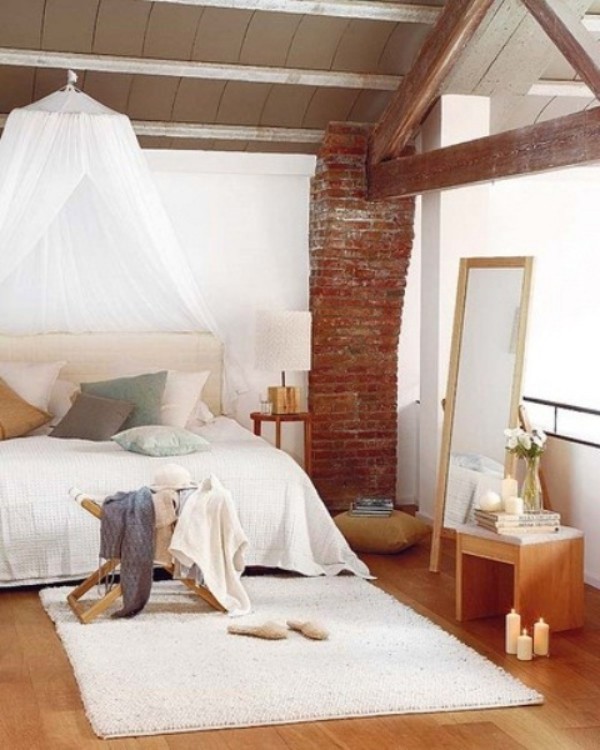 Backsteinwand im Schlafzimmer in Boho Style weiß rotbraun und Holz im Kontrast