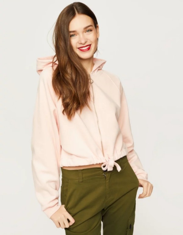 Der Damen Sweatshirt Trend bleibt auch 2019 stark pastellfarben rosa mit moosgrün kombi