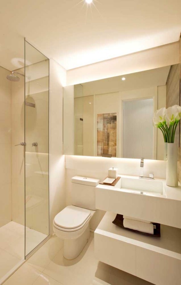 Elfenbein -Badezimmer mit vielen Spiegelflächen