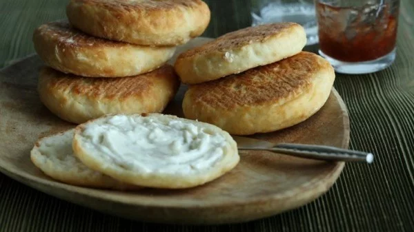 Englische Muffins selber backen Rezept Brötchen schmieren Käse Butter