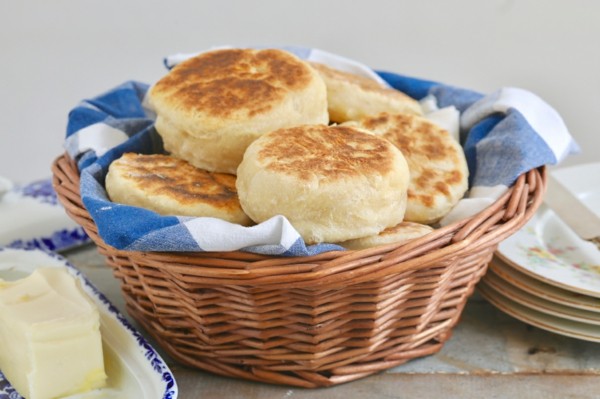 Englische Muffins selber backen Rezept Korb Brötchen