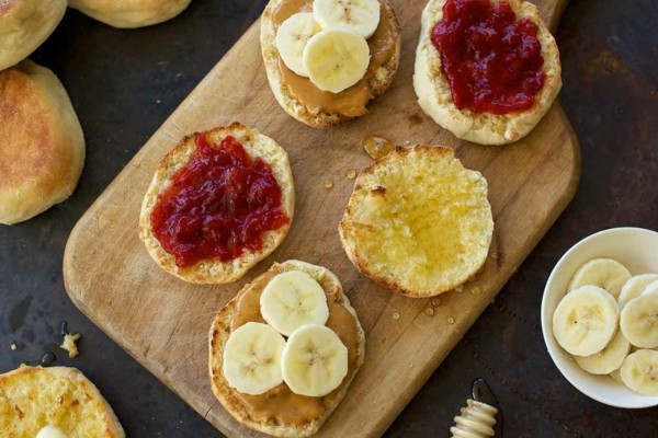 Englische Muffins selber backen Rezept gesunde Frühstücksideen Banane Marmelade