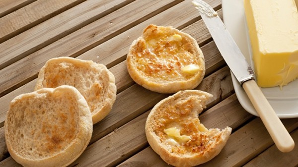 Englische Muffins selber backen mit Butter schmieren Rezept Frühstücksideen
