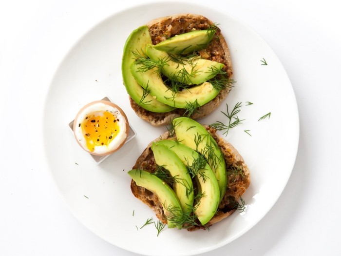 Food Trends 2020 Avocado Scheiben auf getoastetem Brot Dill richtige Snacks