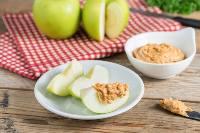 Food Trends 2020 grüne Äpfel mit Dip frisches Obst essen gesund bleiben