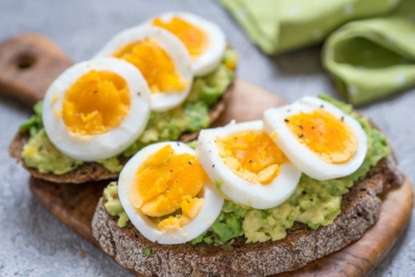 Gesunde Frühstücksideen für Kinder Avocado Toastbrot gekochtes Ei