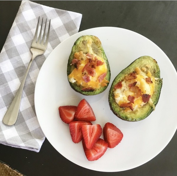 Gesunde Frühstücksideen für Kinder Avocado mit Ei und Erdbeeren