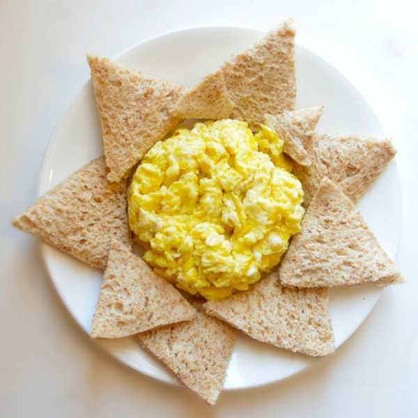 Gesunde Frühstücksideen für Kinder Rühreier mit Brot