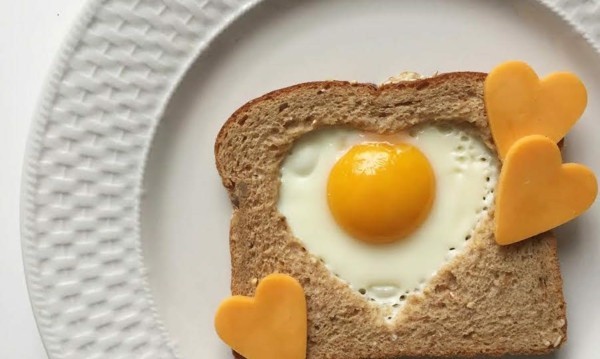 Gesunde Frühstücksideen für Kinder Toastbrot Speigelei Herzform Käse