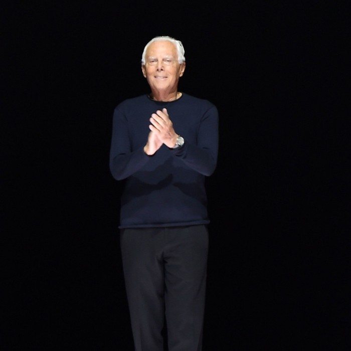 Giorgio Armani Modedesigner 85 Jahre wenig Freizeit trägt gern ein dunkelblaues T-Shirt oder einen dunklen Kashmir-Pullover