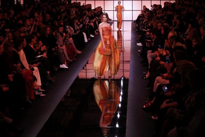 Giorgio Armani Modeikone weltberühmter Modedesigner Frauenkollektion leuchtende Farben