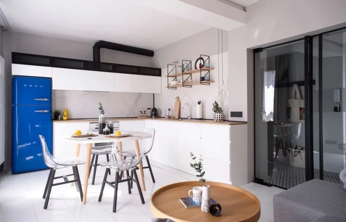 Kleines Apartment einrichten begrenzte Wohnfläche 48 qm minimalistisch gestaltete Küche blauer Kühlschrank Esstisch Plastik Stühle