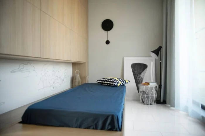 Kleines Apartment einrichten erstes Schlafraum Plattform Matratze minimalistisch sehr praktisch