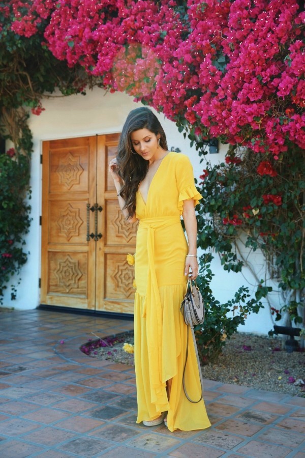 Langes schieres Sommerkleid in gelber Farbe