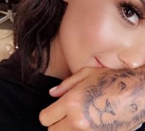 Demi Lovato mit einem neuen Tattoo auf dem Mittelfinger