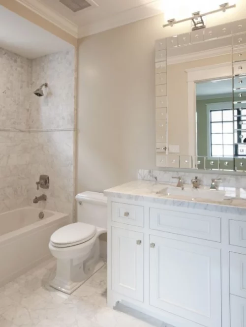 viel Marmor im Bad grau weiß dominieren Badewanne Dusche Waschtisch Spiegel